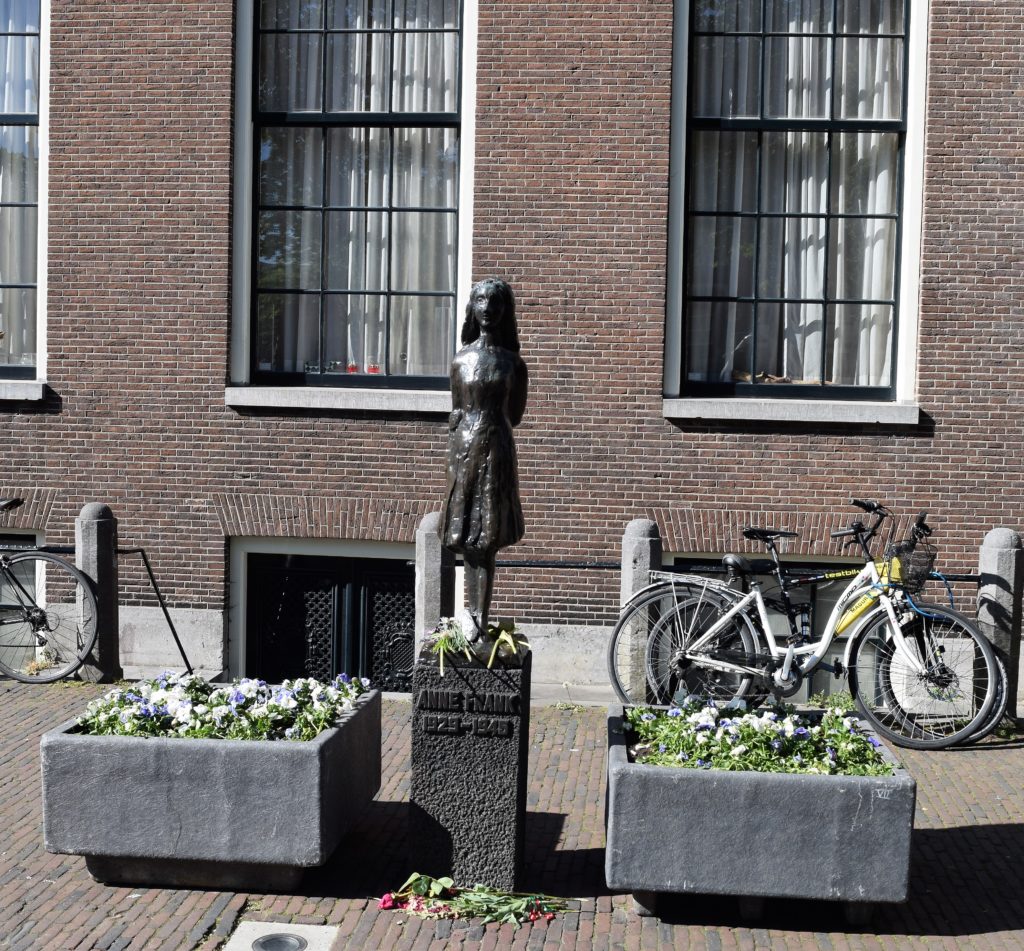 Anne frank statue